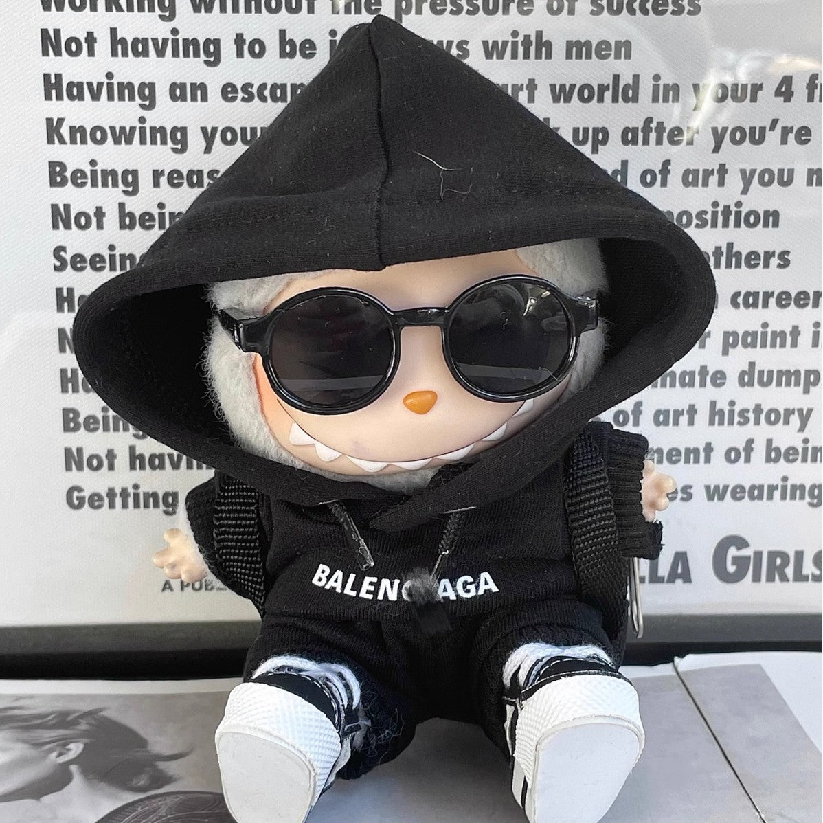 5-Piece Streetwear Outfit Set for 17cm Labubu Doll – Includes Hoodie, Shorts, Sneakers, Bag & Sunglasses – Black & White Color Options (Doll Not Included)