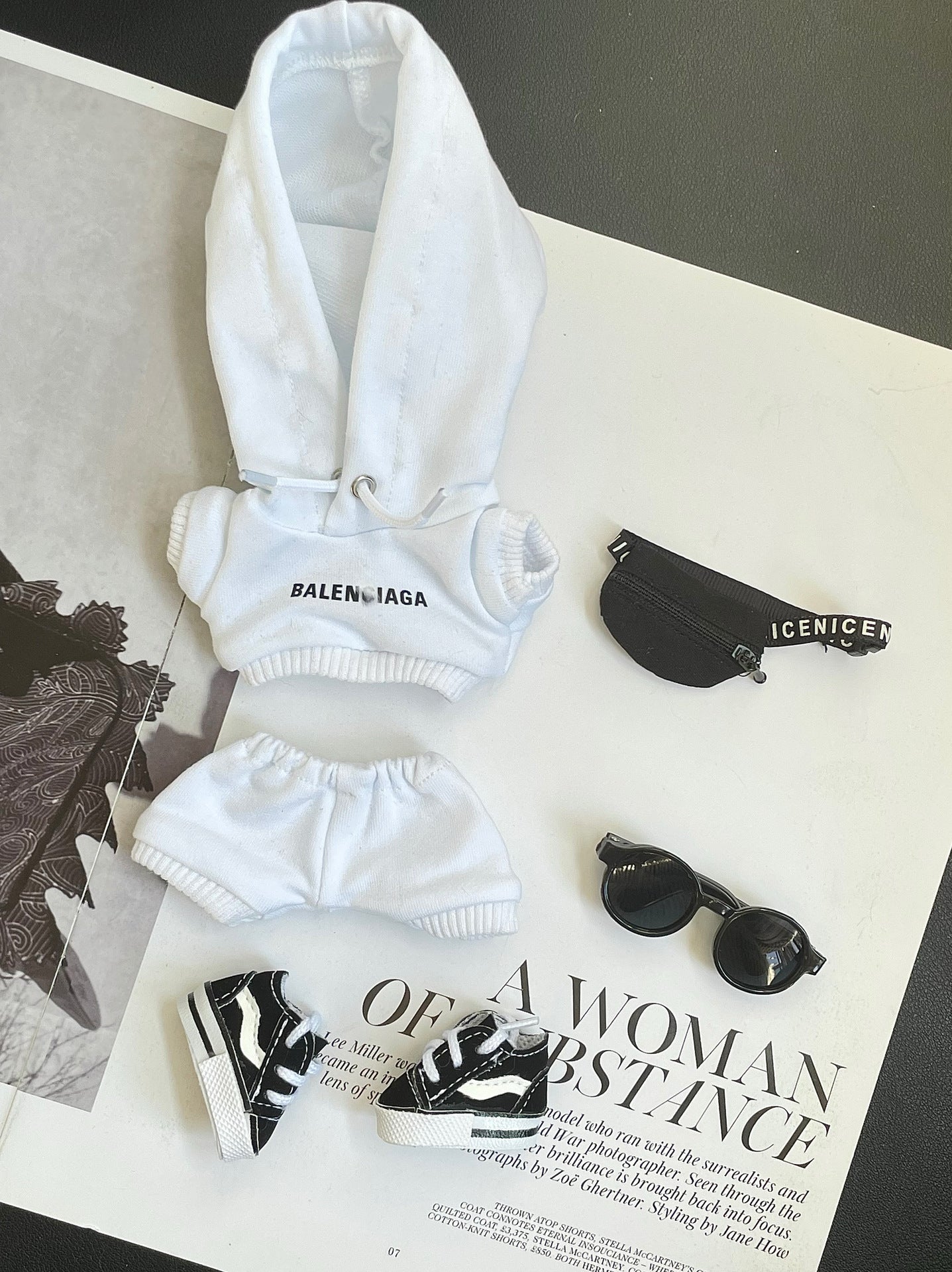 5-Piece Streetwear Outfit Set for 17cm Labubu Doll – Includes Hoodie, Shorts, Sneakers, Bag & Sunglasses – Black & White Color Options (Doll Not Included)
