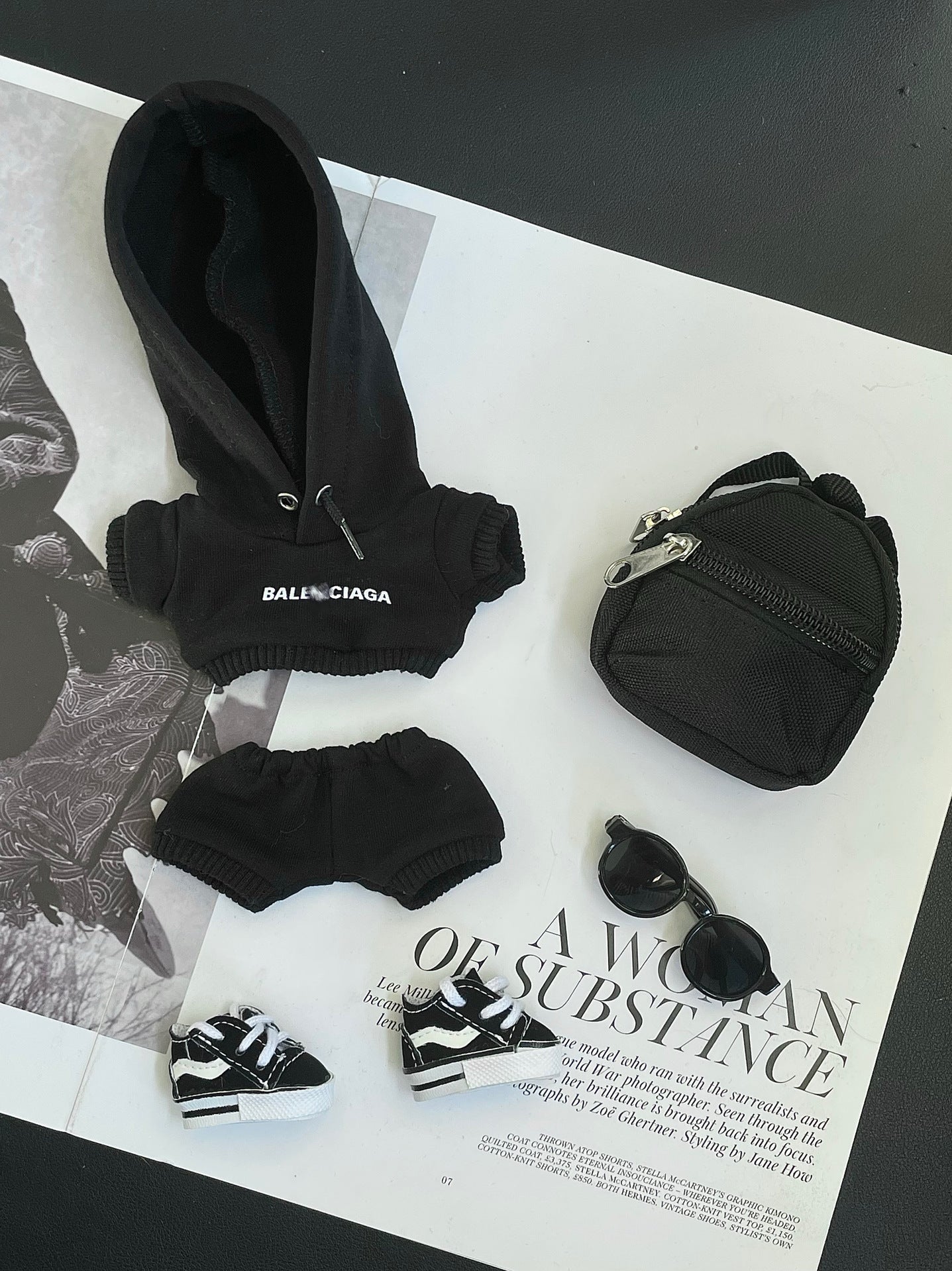 5-Piece Streetwear Outfit Set for 17cm Labubu Doll – Includes Hoodie, Shorts, Sneakers, Bag & Sunglasses – Black & White Color Options (Doll Not Included)
