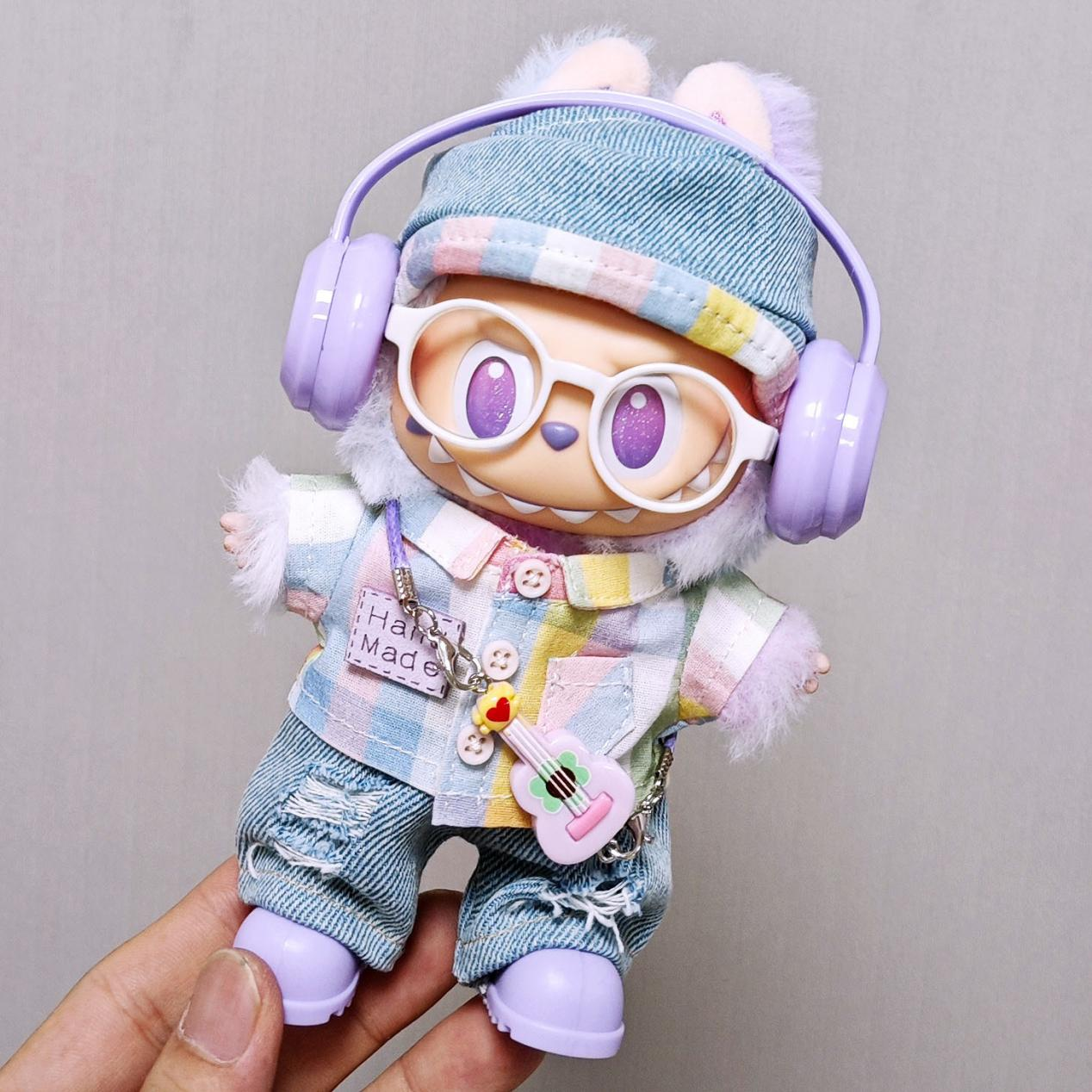 7-Piece Outfit Set for 17cm Labubu – Shirt, Hat, Denim Pants, Guitar Pendant, Shoes, Glasses & Headphones (Doll Not Included, 5 Colors Available)