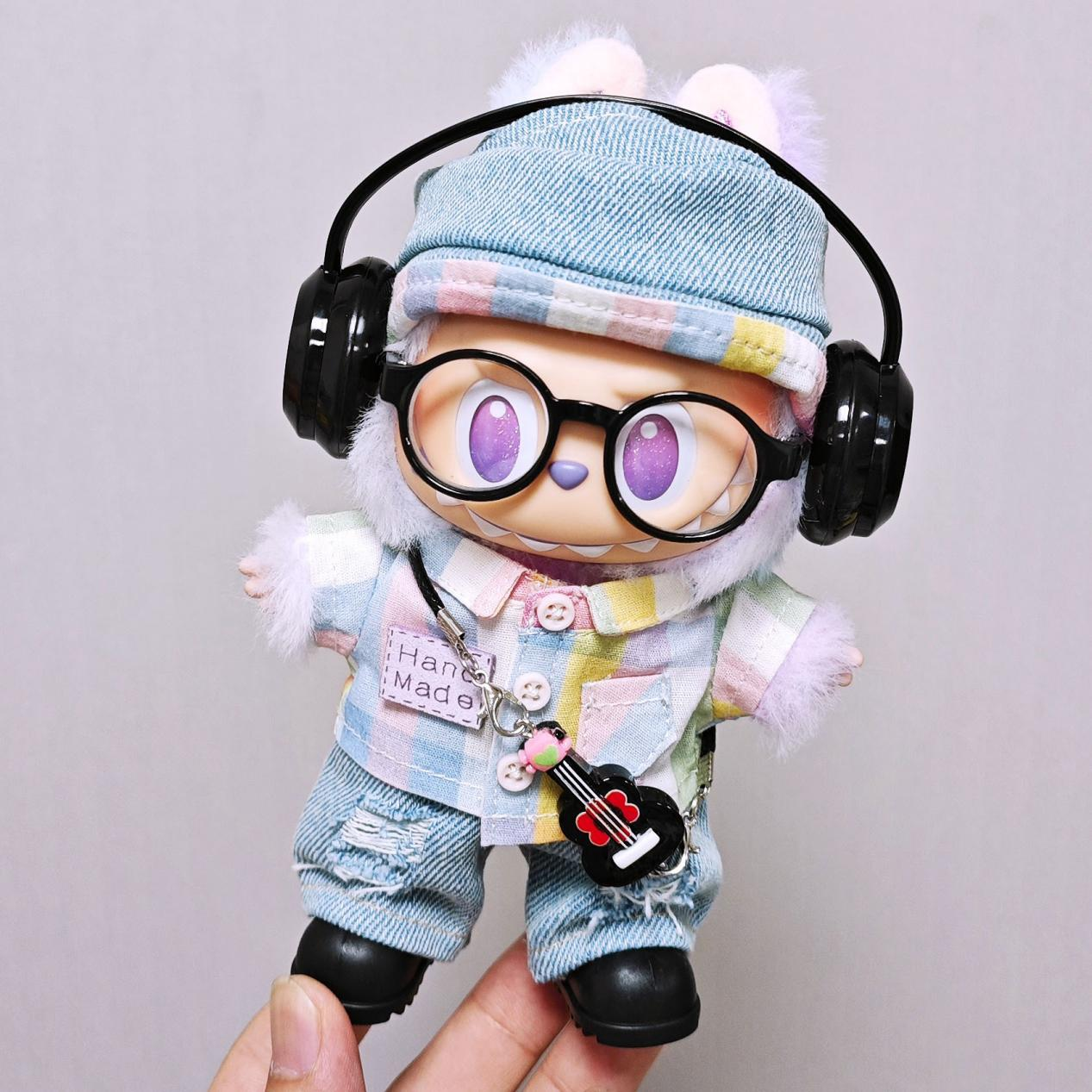 7-Piece Outfit Set for 17cm Labubu – Shirt, Hat, Denim Pants, Guitar Pendant, Shoes, Glasses & Headphones (Doll Not Included, 5 Colors Available)