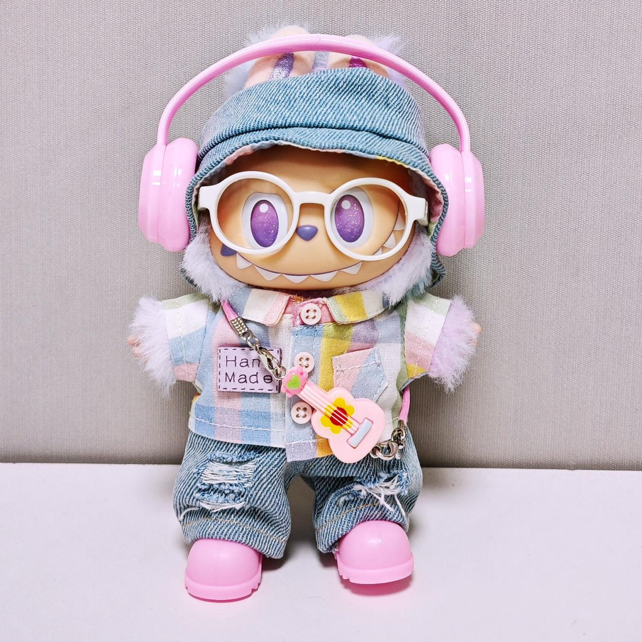 7-Piece Outfit Set for 17cm Labubu – Shirt, Hat, Denim Pants, Guitar Pendant, Shoes, Glasses & Headphones (Doll Not Included, 5 Colors Available)