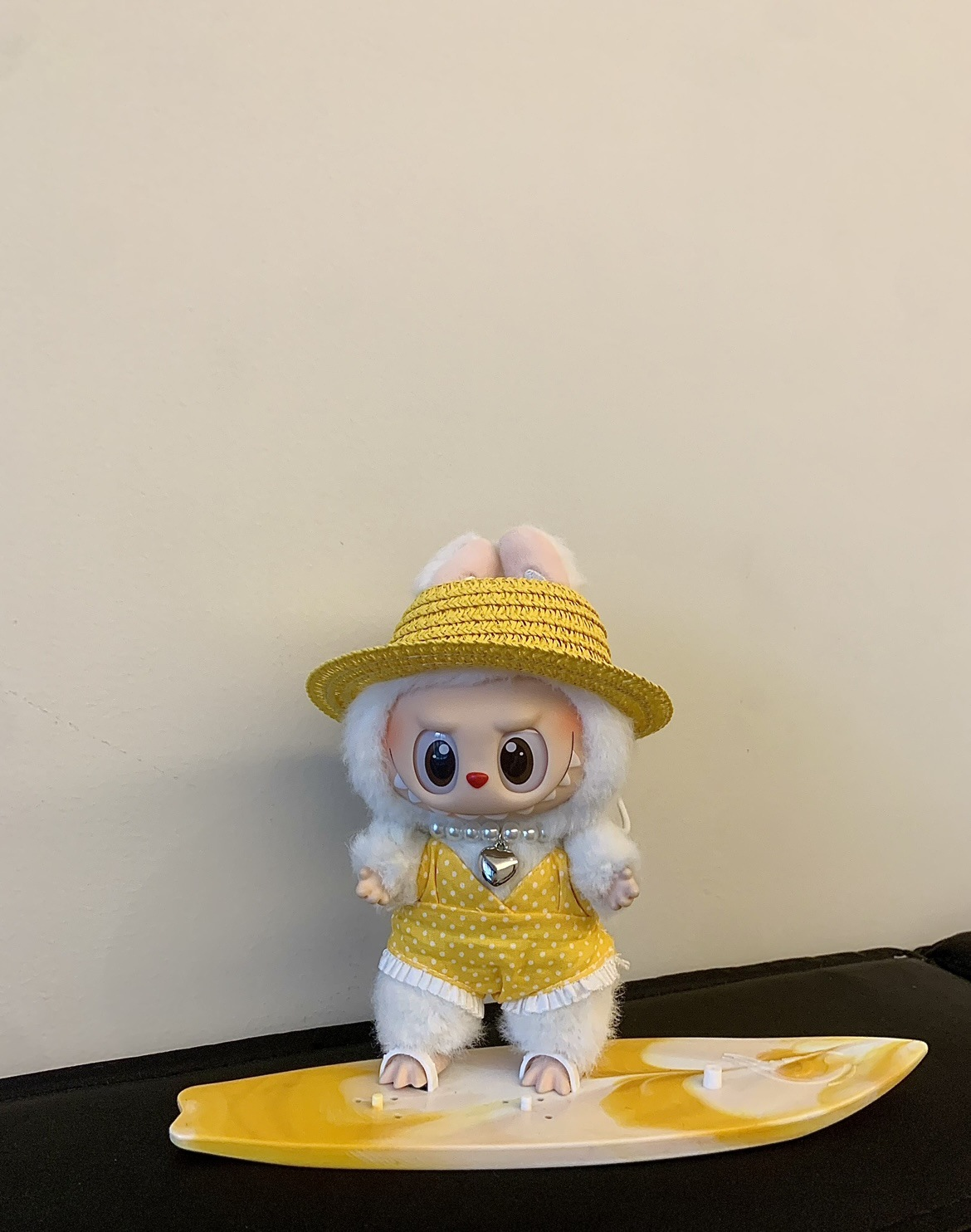 4-Piece Summer Outfit Set for 17cm/6.69inch Labubu Dolls (Yellow/Red, Doll Not Included) – Swimsuit, Surfboard, Necklace & Hat