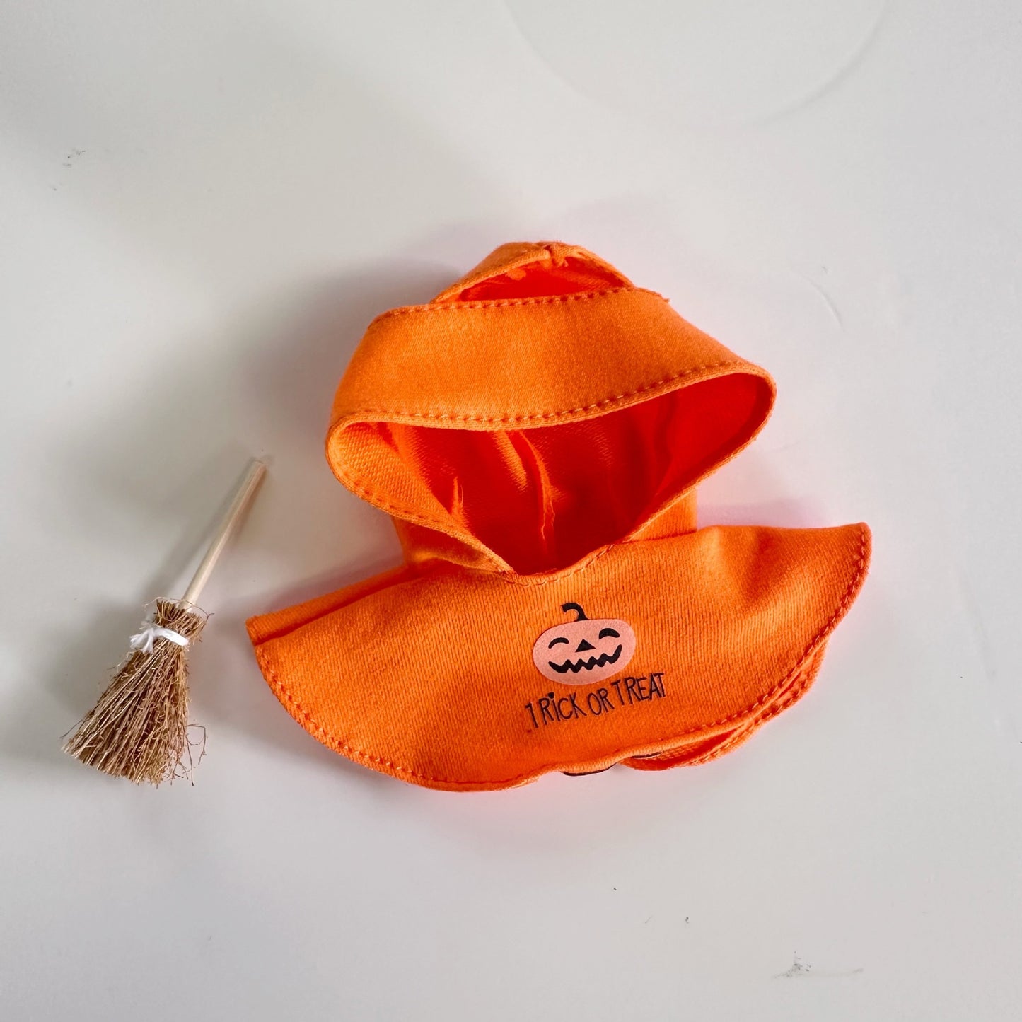 2-Piece Halloween Costume Set for 17cm/6.69inch Labubu Doll – Pumpkin Cloak with Hood & Mini Broomstick (Doll Not Included)