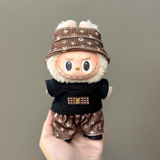 3-Piece Luxury Streetwear Set for 17cm/6.69inch Labubu – Monogram Bucket Hat + Black Tee + Printed Shorts (Doll Not Included)
