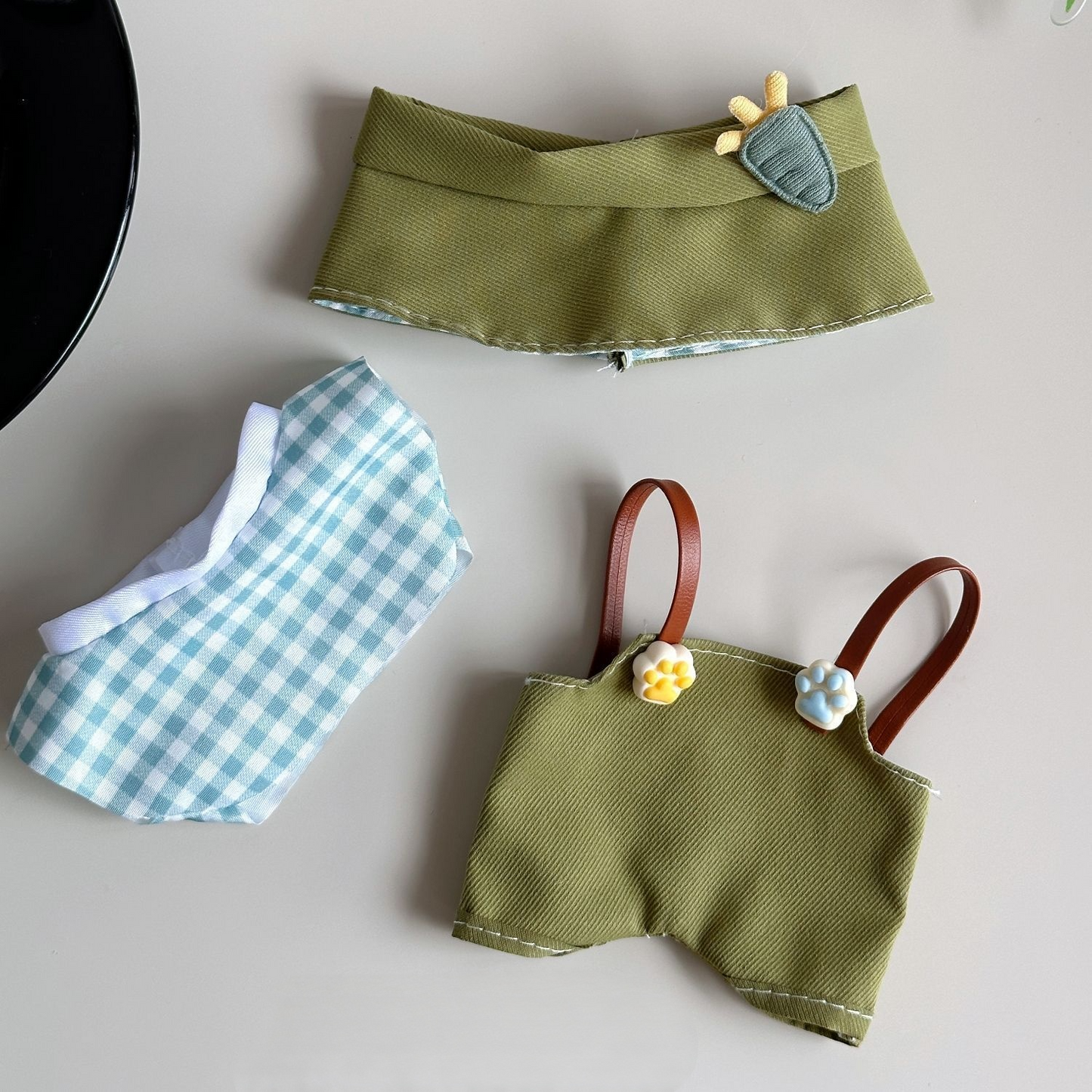3-Piece Spring Picnic Outfit for 17cm/6.69inch labubu Doll – Green Overalls + Gingham Shirt + Hat | Cute Travel Style Set (Doll Not Included)
