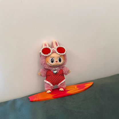 Labubu 4-Piece Beach Set (Doll Not Included) – Surf Style Outfit with Pearl Glasses, Necklace & Surfboard for 17cm/6.69inch Dolls (Red/Blue)