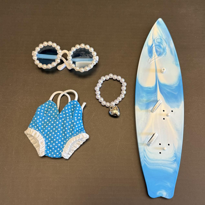 Labubu 4-Piece Beach Set (Doll Not Included) – Surf Style Outfit with Pearl Glasses, Necklace & Surfboard for 17cm/6.69inch Dolls (Red/Blue)